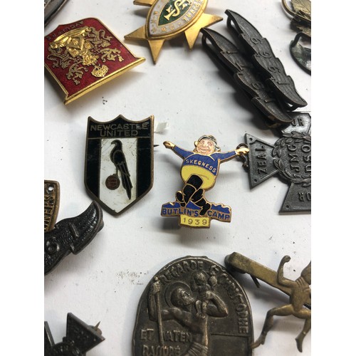 422 - Selection of enamel badges etc includes butlins 1939 newcastle united enamel badge railway etc