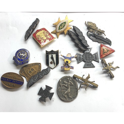 422 - Selection of enamel badges etc includes butlins 1939 newcastle united enamel badge railway etc