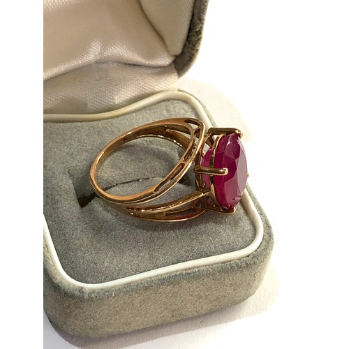 181 - 9ct gold ruby type gem set ring weight 4.3g