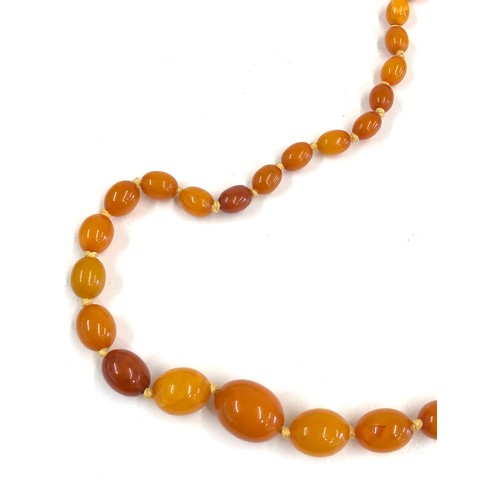 190 - Antique egg yolk amber bead necklace weight 14g