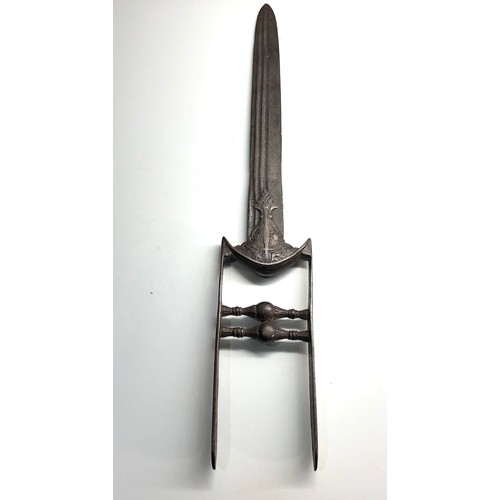 328 - 17th century Indian steel Katar dagger