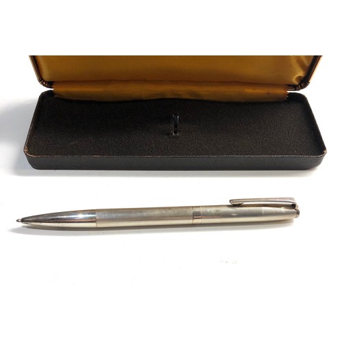 401 - Boxed silver yard 0 lead pen