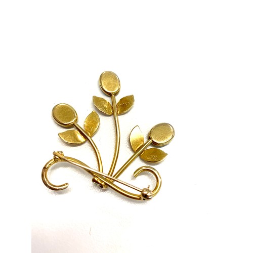 107 - 9ct Gold and jade stone brooch weight 4.9g