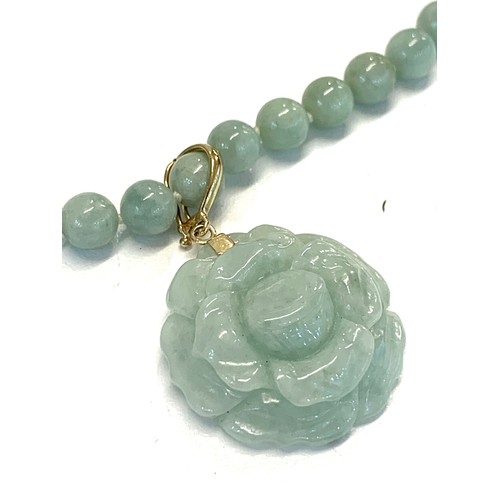 194 - 14ct Gold clasp Jade necklace and pendant