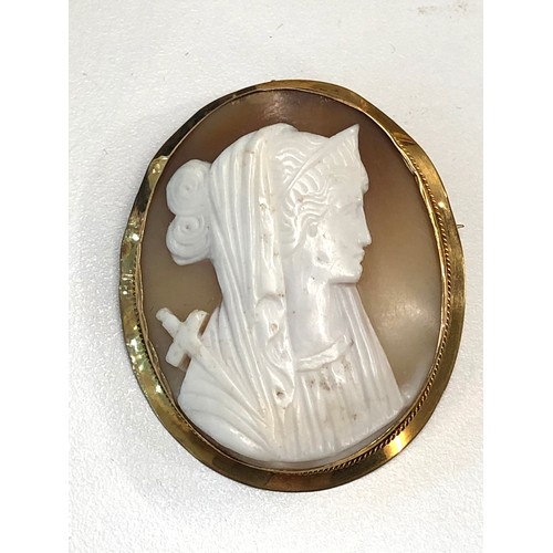 137 - Large 9ct framed gold cameo brooch