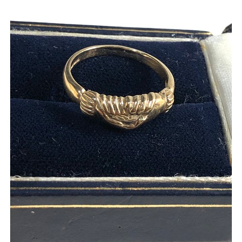 175 - 9ct Gold holding hands ring, weight approx 2.4g