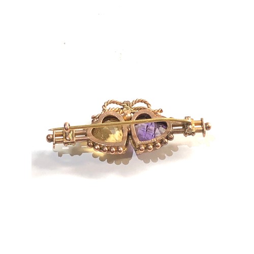 157 - 9ct gold gem set love heart brooch