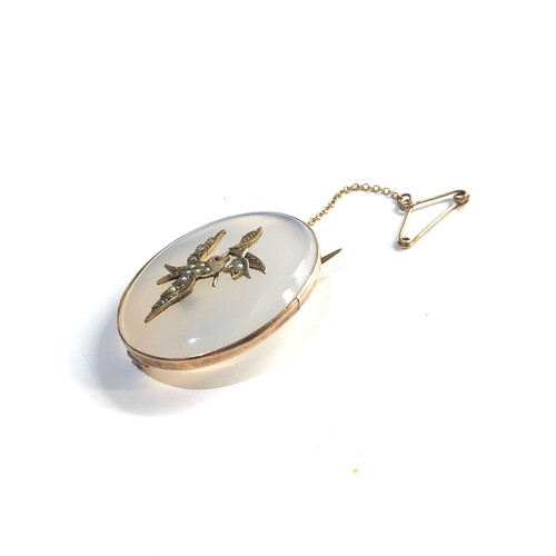 299 - 9ct gold agate bird brooch