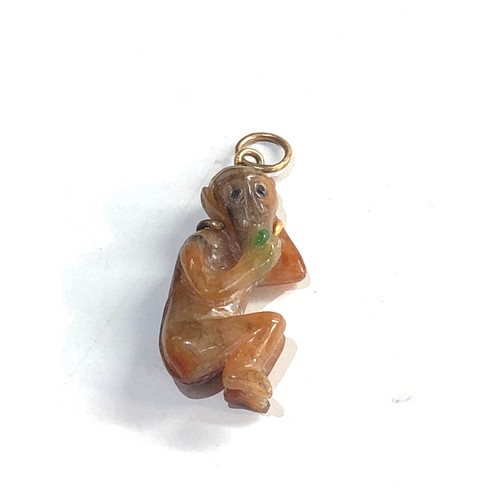 262 - Antique 9ct Gold bale carved jade monkey pendant measures approx 28mm, overall good antique conditio... 