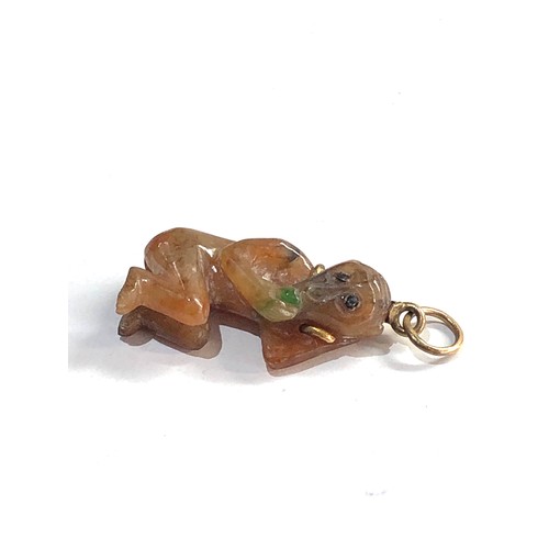 262 - Antique 9ct Gold bale carved jade monkey pendant measures approx 28mm, overall good antique conditio... 