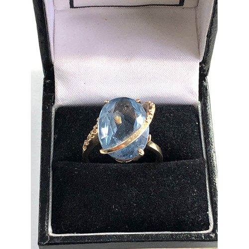 320 - 10ct Gold blue gemstone cocktail ring,  ring size approx r/s