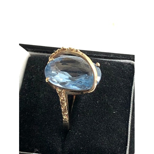 320 - 10ct Gold blue gemstone cocktail ring,  ring size approx r/s