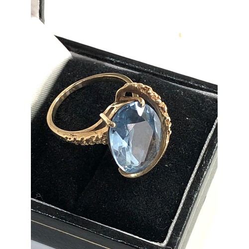 320 - 10ct Gold blue gemstone cocktail ring,  ring size approx r/s