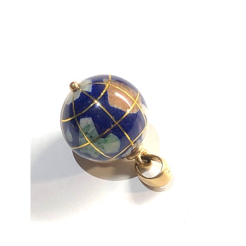 53 - 14ct gold world gem set pendant