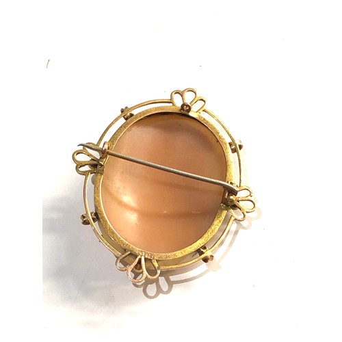 24 - 9ct gold cameo brooch