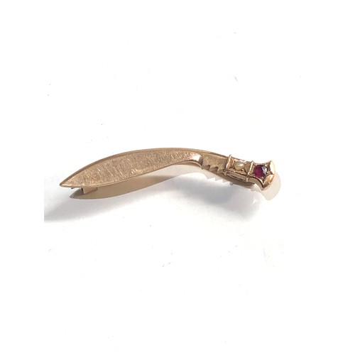 212 - 9ct gold knife brooch