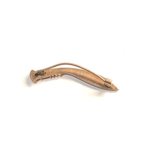 212 - 9ct gold knife brooch