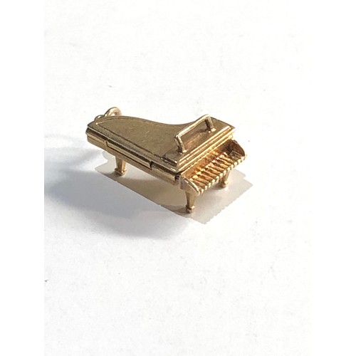 214 - 9ct gold opening piano charm