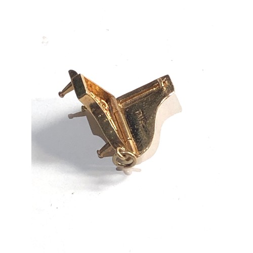 214 - 9ct gold opening piano charm