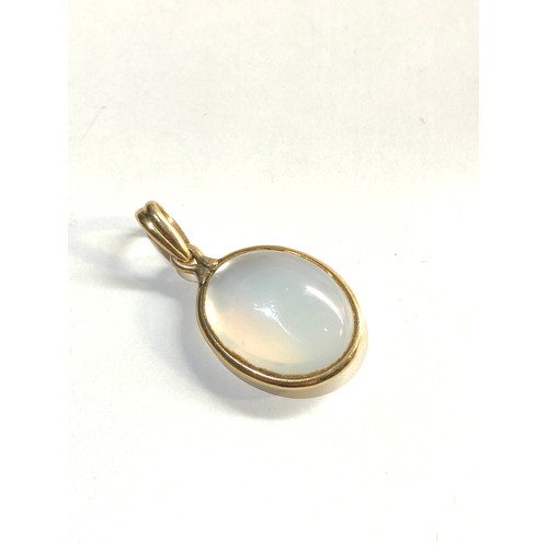 204 - 18ct Gold moonstone Pendant, this piece is in good overall condition, approximate pendant size not i... 