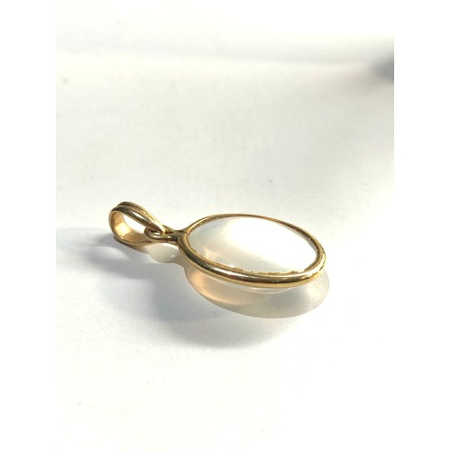 204 - 18ct Gold moonstone Pendant, this piece is in good overall condition, approximate pendant size not i... 