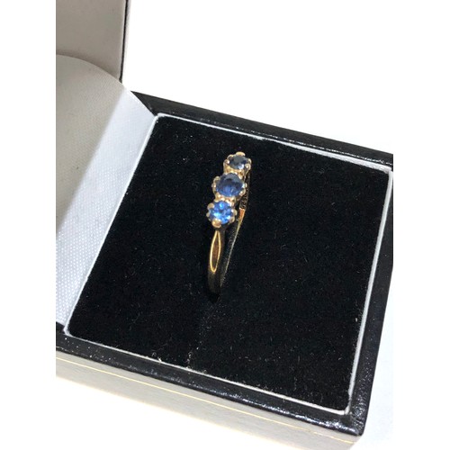 152 - 18ct gold sapphire trilogy ring 2.4g