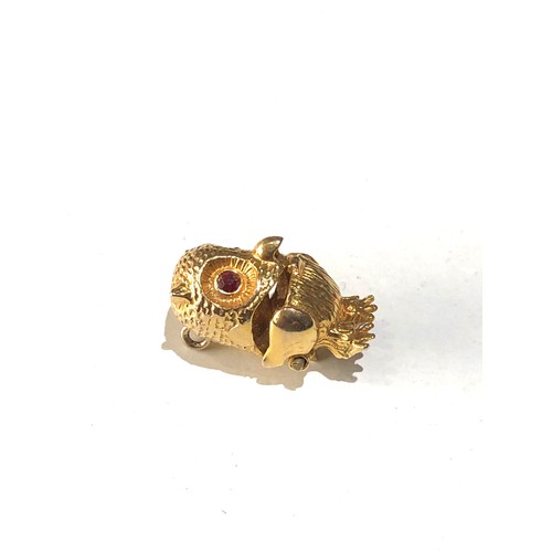 48 - Vintage 9ct gold opening gold owl charm jewelled eyes weight 3g