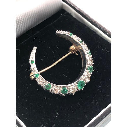 63 - Vintage gold Diamond and emerald crescent brooch measures approx 2.8cm by 2.7cm weight 7g