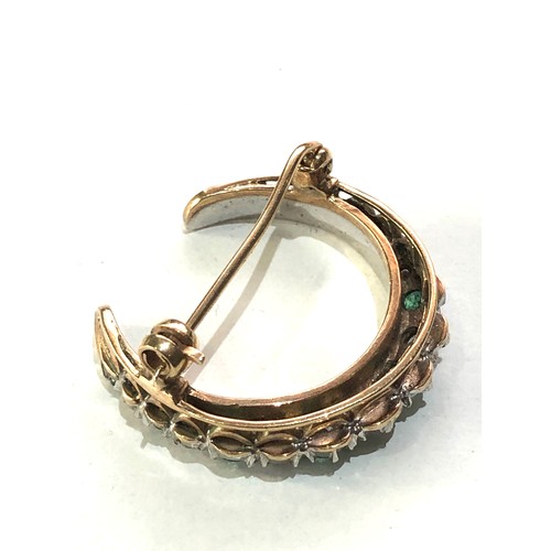 63 - Vintage gold Diamond and emerald crescent brooch measures approx 2.8cm by 2.7cm weight 7g