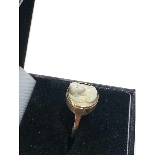 103 - 9ct gold larva cameo ring weight 2.5g