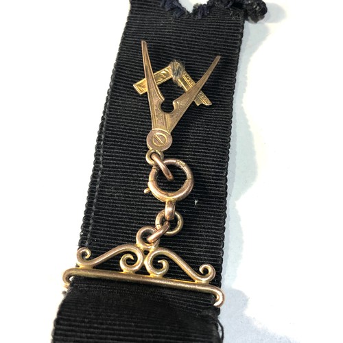 135 - 9ct gold masonic ribbon and fittings  total weight 13g