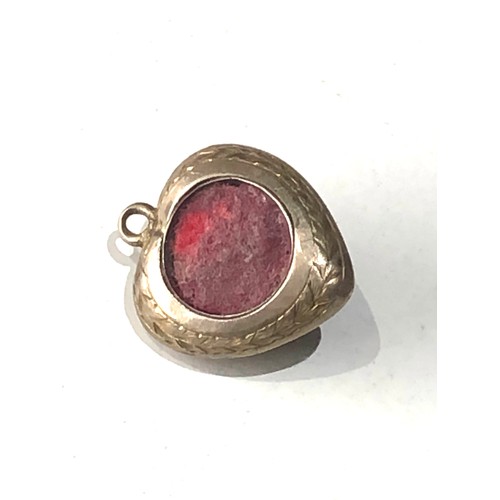 222 - Small gold antique garnet heart locket measures approx 20mm by 15mm missing glass on back