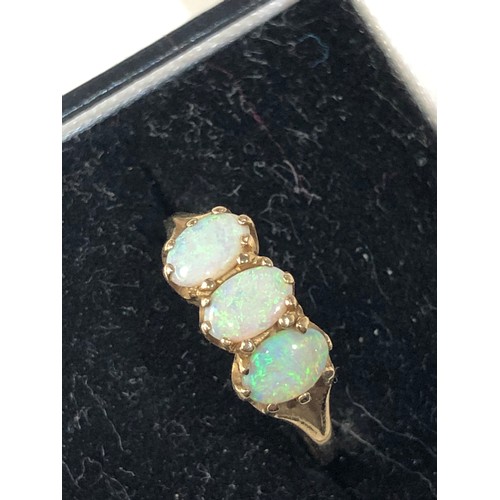 220 - Vintage 9ct gold opal ring et with 3 opals good condition