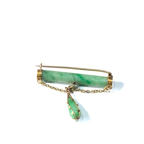 198 - 18ct gold jade brooch measures 4.4cm wide weight 7.4g