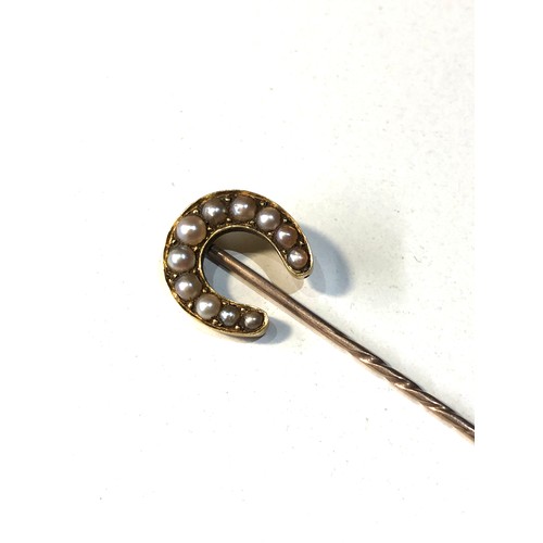 108 - Antique gold horse shoe & seed-pearl stick pin measures approx 7.5cm long head 18ct and pin 9ct gold... 