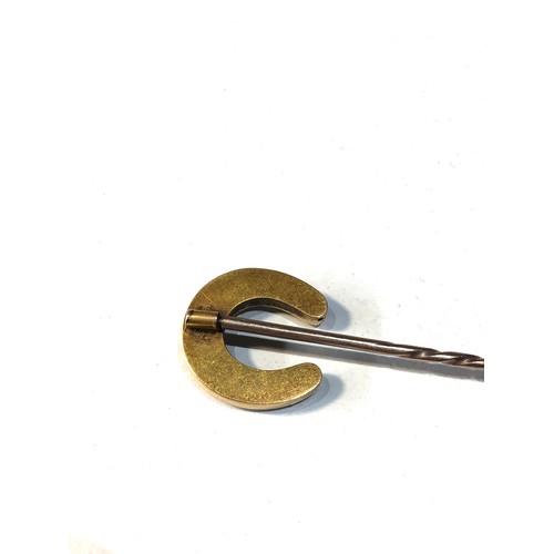 108 - Antique gold horse shoe & seed-pearl stick pin measures approx 7.5cm long head 18ct and pin 9ct gold... 