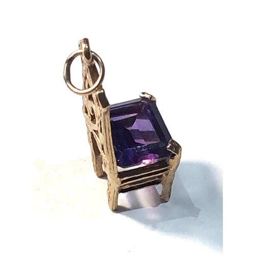 91 - 9ct gold and amethyst chair charm