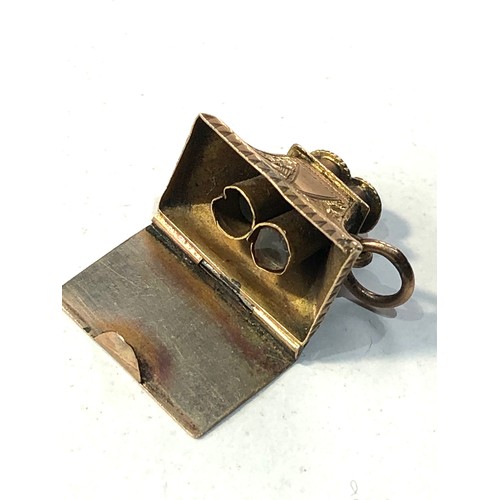 82 - Rare opening 9ct gold binoculars charm