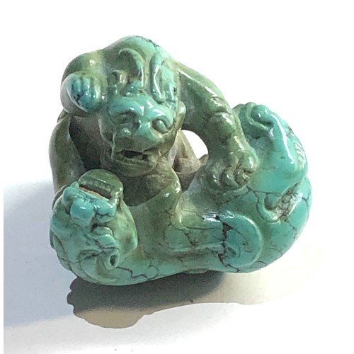 444 - Chinese turquoise stone fighting lions netsuke type figure measures approx 32mm by 27mm
