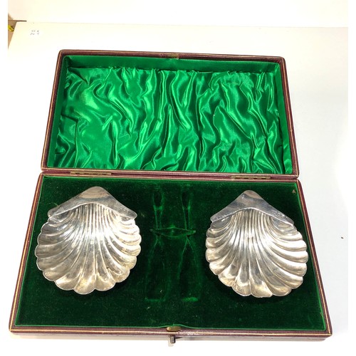 42 - Boxed silver shell butter dishes missing butter knives each measures approx 9.5cm by 8cm Sheffield s... 