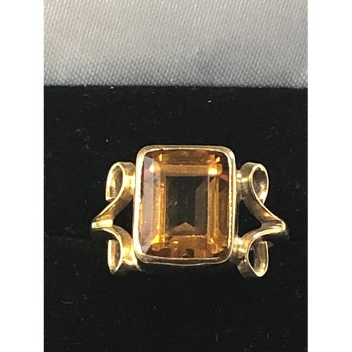 151 - 18ct gold citrine cocktail ring eight 8g