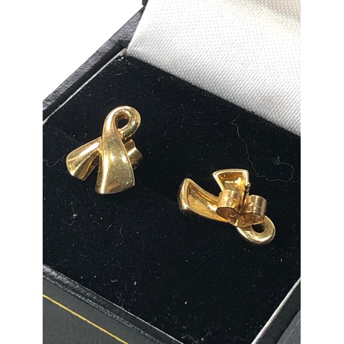 188 - 18ct gold ribbon design earrings measures approx 1.3cm drop weight approx 3g