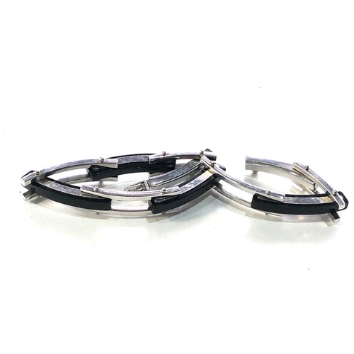 196 - 9ct white gold & black onyx modernist bracelet measures approx 18.5cm long 1.2cm wide weight 17g