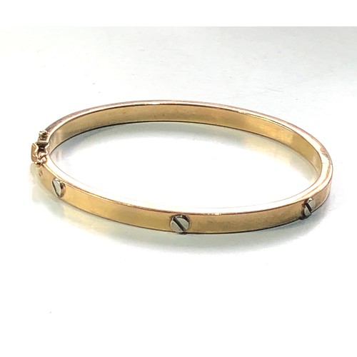 194 - 9ct gold screw design bangle weight 11g