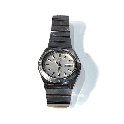 79 - Vintage Seiko 5 automatic day date 7009-8610 gents  wristwatch and strap the watch is ticking but no... 