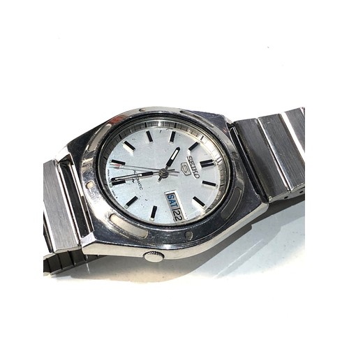 79 - Vintage Seiko 5 automatic day date 7009-8610 gents  wristwatch and strap the watch is ticking but no... 