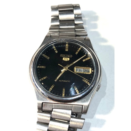 81 - Vintage Seiko 5 automatic 7009-3170 gents  wristwatch the watch is ticking but no warranty given age... 