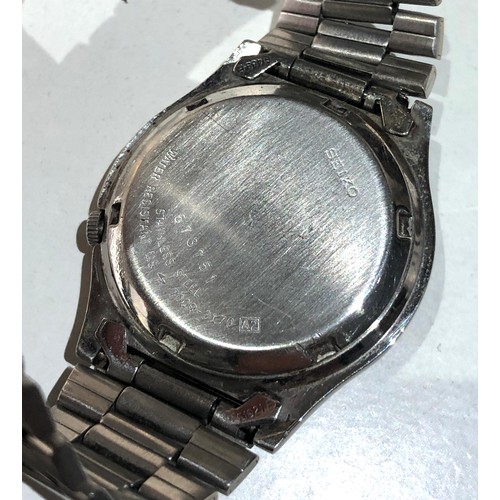 81 - Vintage Seiko 5 automatic 7009-3170 gents  wristwatch the watch is ticking but no warranty given age... 