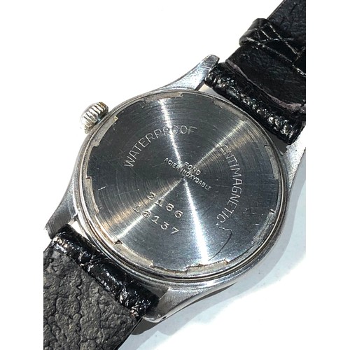 86 - Vintage Luz fab suisse  gents  wristwatch the watch is ticking but no warranty given age related wea... 