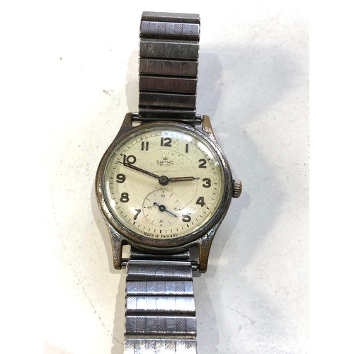 93 - Vintage Smiths deluxe gents wristwatch watch is ticking but no warranty given ahe related wear to ca... 